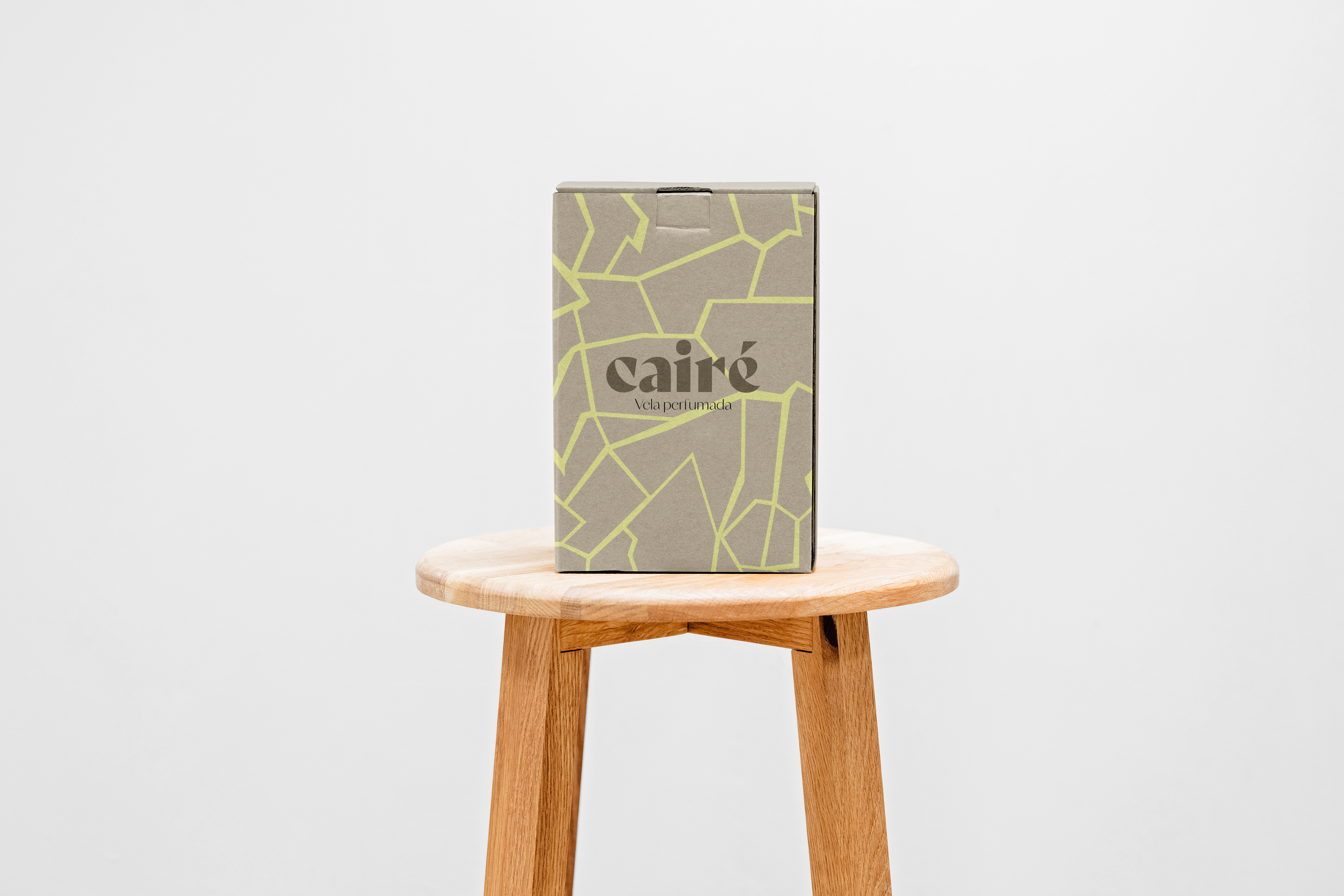 Packaging de vela Cairé sobre silla — mockup